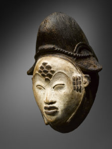 Maschera di Okuyi; Punu-Lumbu, Gabon, XIX secolo; Legno, caolino, h.29 cm; Collezione privata; Raccolta in situ prima del 1923 - Foto Hughes Dubois.